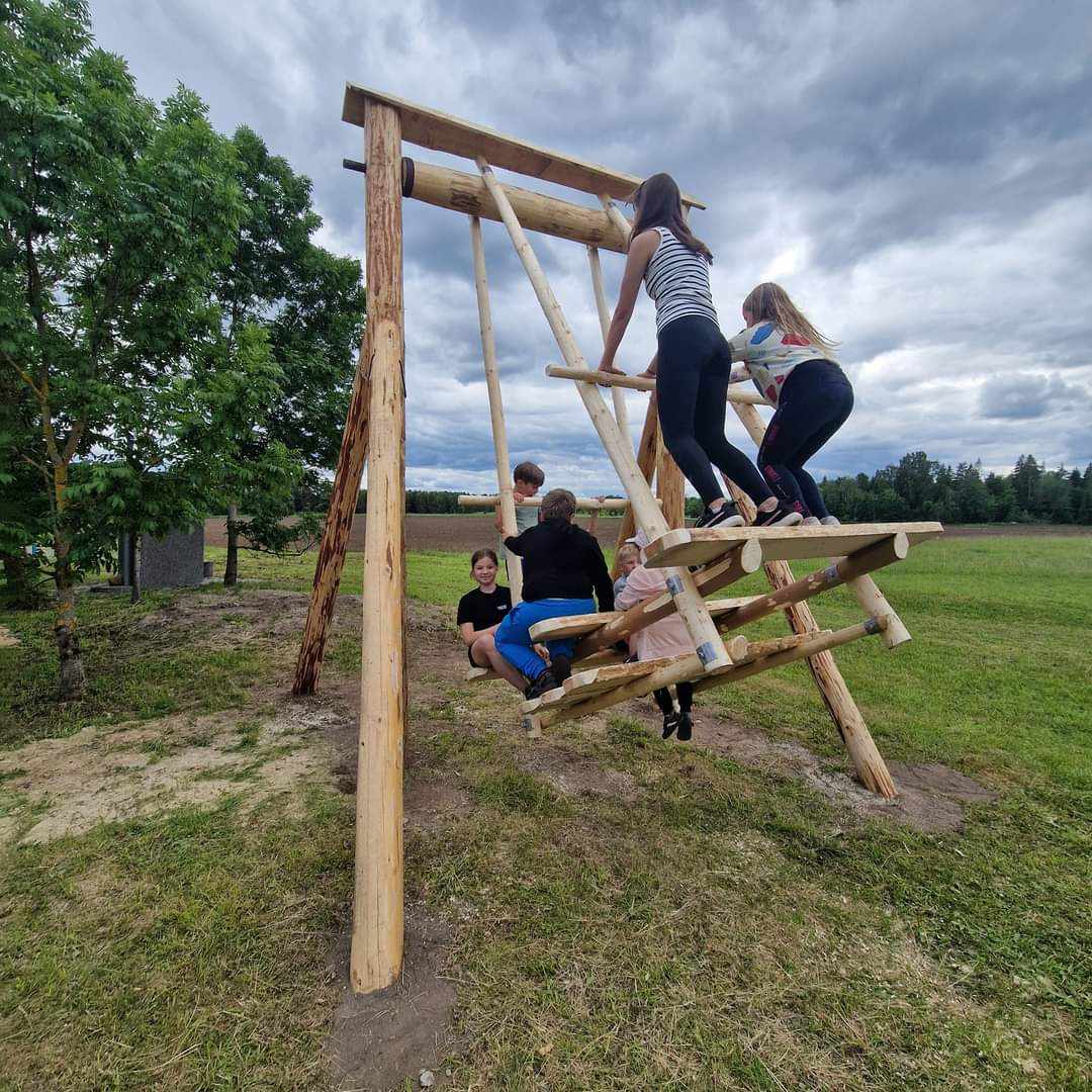 Ohtu mehed tegid külaseltsile 25nda sünnipäeva puhul kingituseks uue kiige. Mitu päeva tööd päädis täna lõpuks ometi kiige testimisega. Lapsed on väga rõõmsad!!